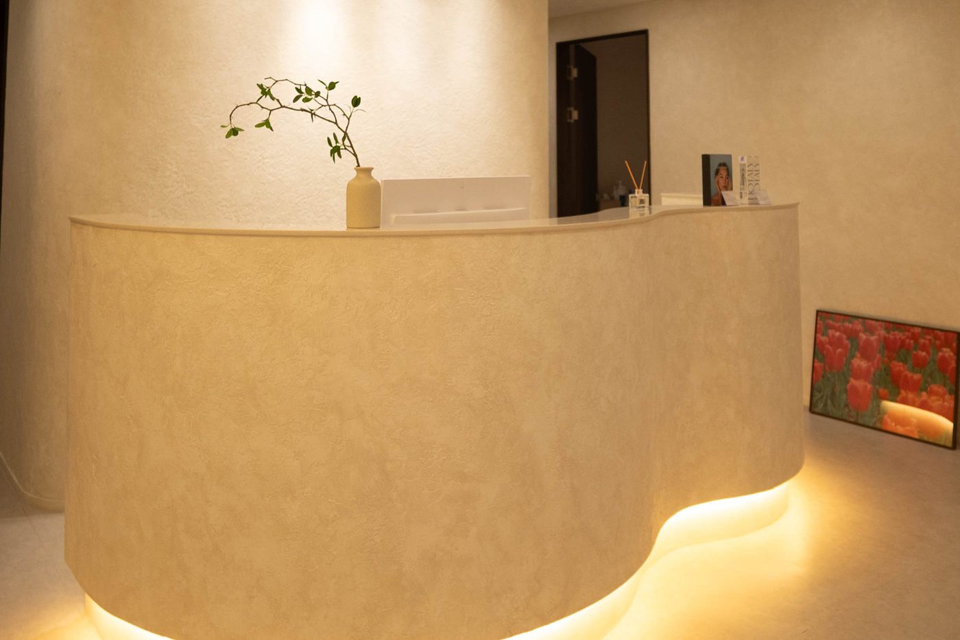 Curved reception desk at Face Jion, Cheongdam