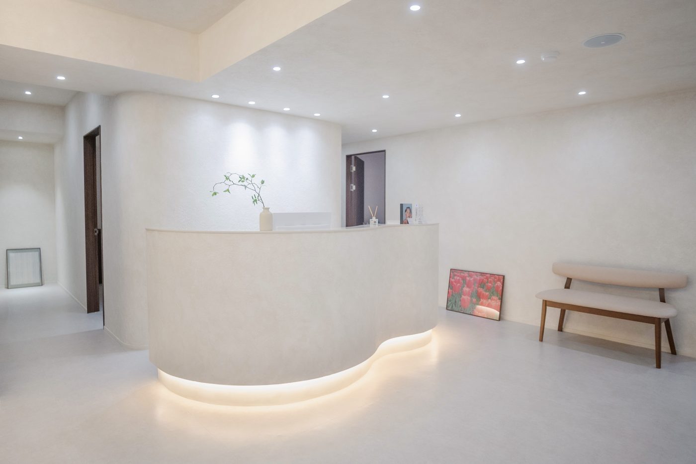 Reception and waiting bench at Face Jion
